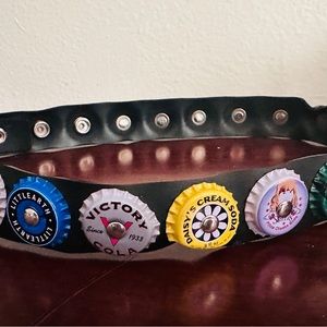 Little Earth pop that cap seat belt buckle belt